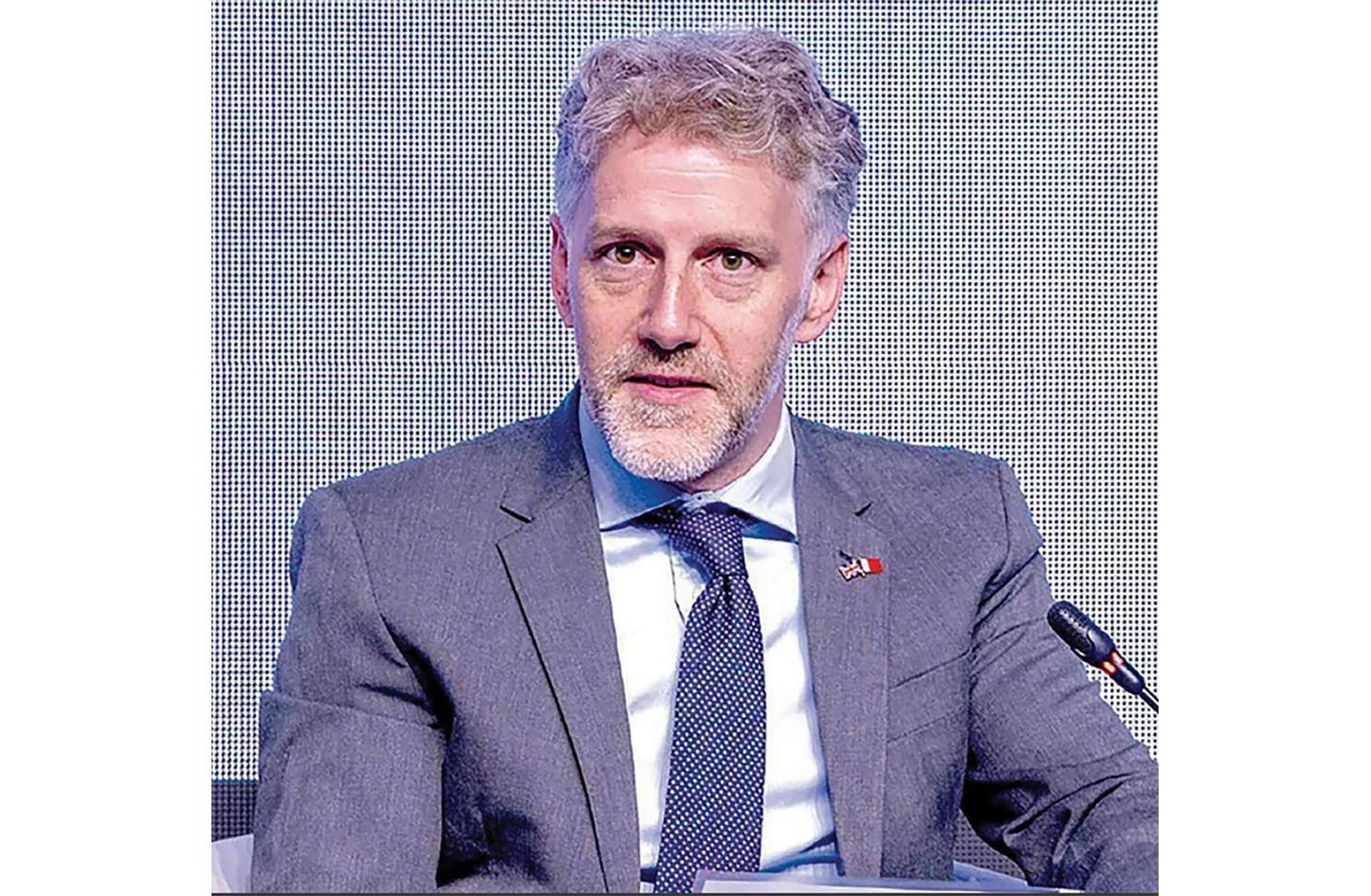 السفير البريطاني يؤكد تضامن بلاده مع البحرين ويشيد بجهود قوة الدفاع